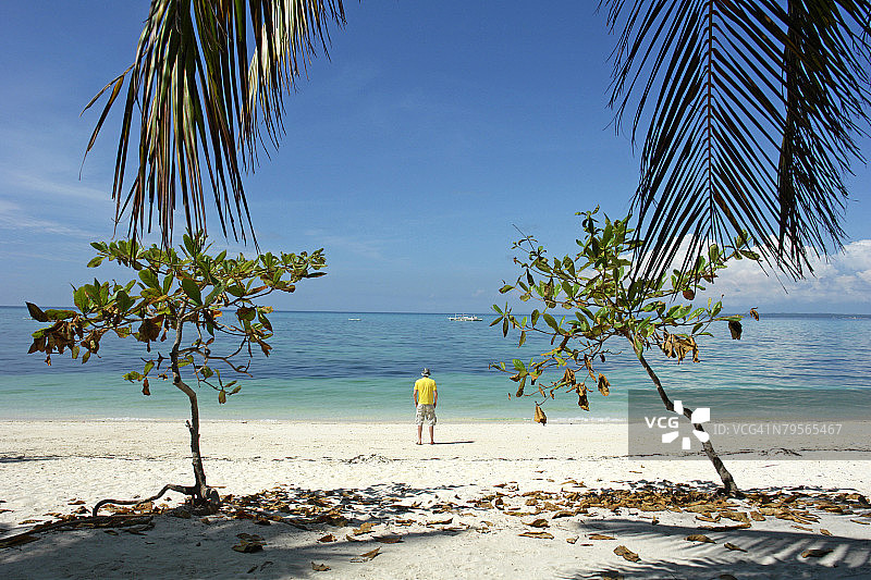 菲律宾，维萨亚斯，马拉帕斯卡岛，一个站在海滩上的男人图片素材
