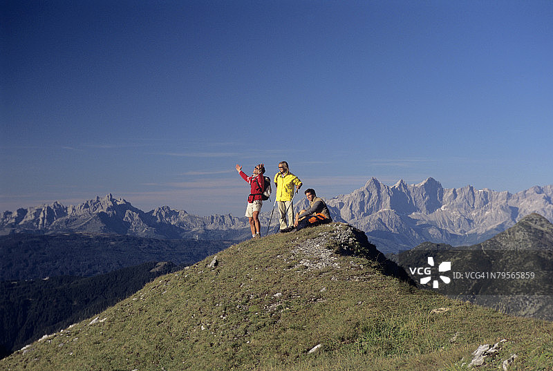 三个人在山顶图片素材