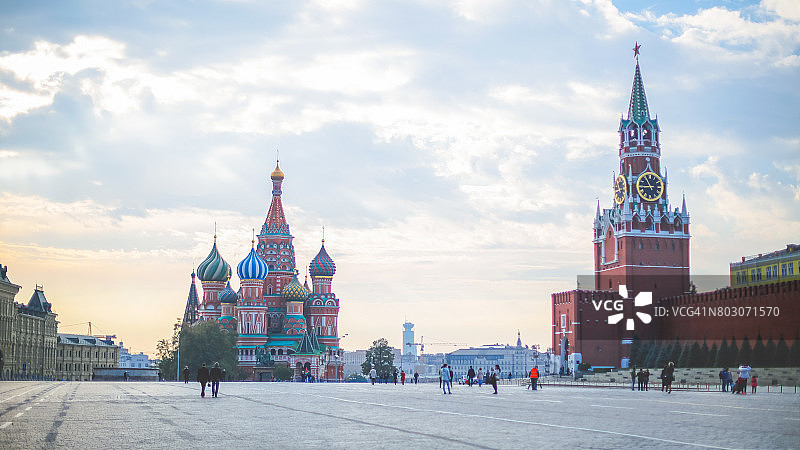 清晨，俄罗斯莫斯科红场和圣巴西尔大教堂图片素材