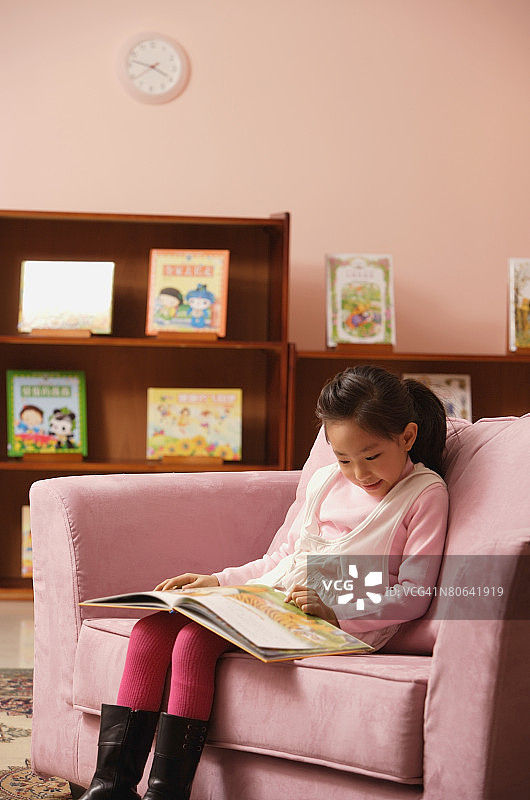 小女孩在看书图片素材