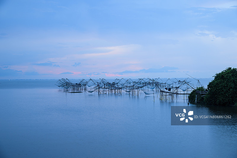 泰国，帕塔隆，Pakpra湖上的倒影剪影。图片素材