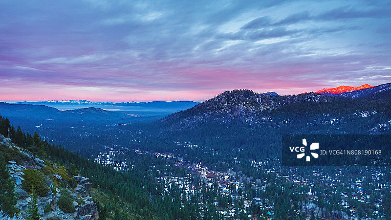 黄昏的太浩湖，加利福尼亚内华达山脉图片素材
