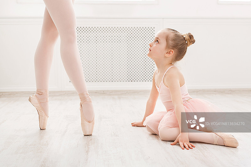 小女孩在看专业的芭蕾舞演员图片素材