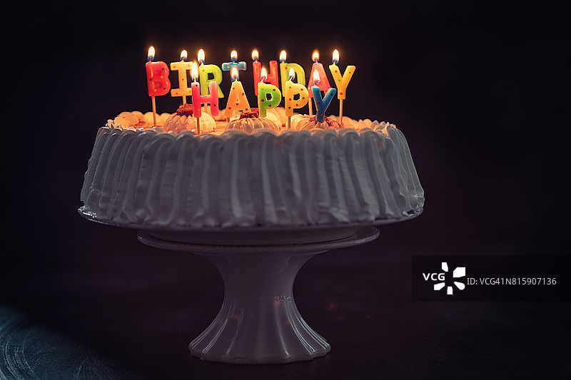 带蜡烛的生日蛋糕图片素材