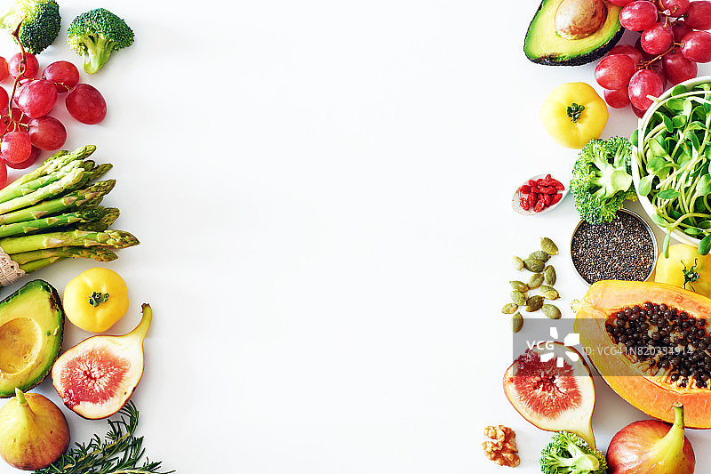 新鲜蔬菜和水果食物框架在白色背景与复制空间。图片素材