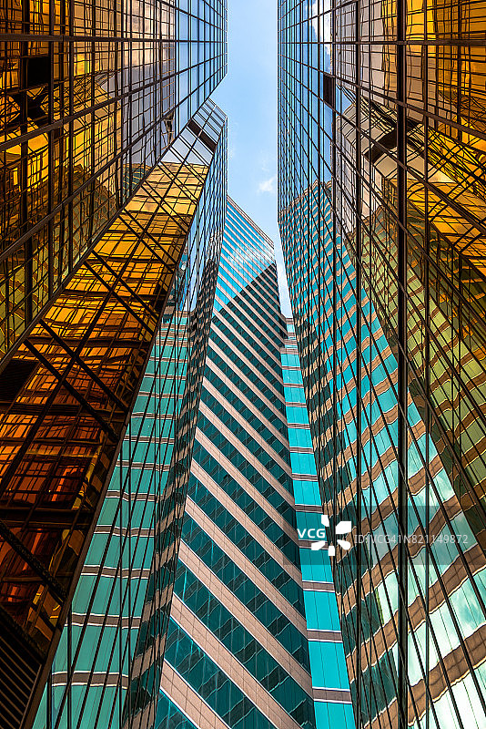 从低角度看香港的摩天大楼图片素材
