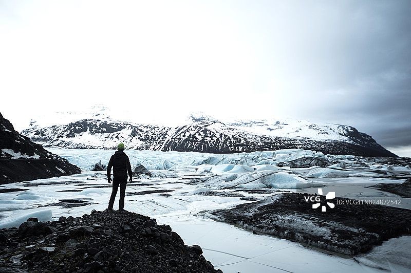 独自旅行者探索冰岛图片素材