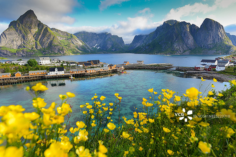挪威的一个渔村，位于挪威罗浮敦群岛。壮观的晚霞在陡峭的山峰上移动。图片素材
