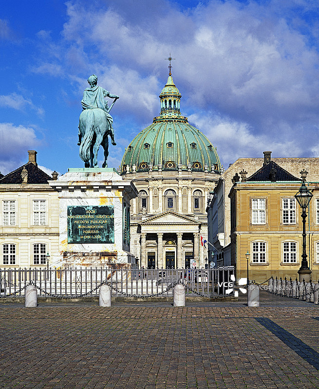 阿玛利安堡广场上的腓特烈五世雕像和腓特烈教堂图片素材