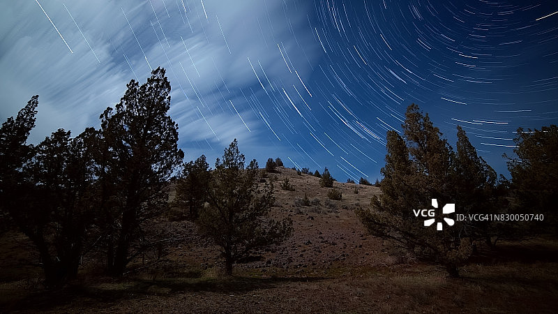 蓝色沙漠山坡夜空星星在俄勒冈上空的踪迹图片素材