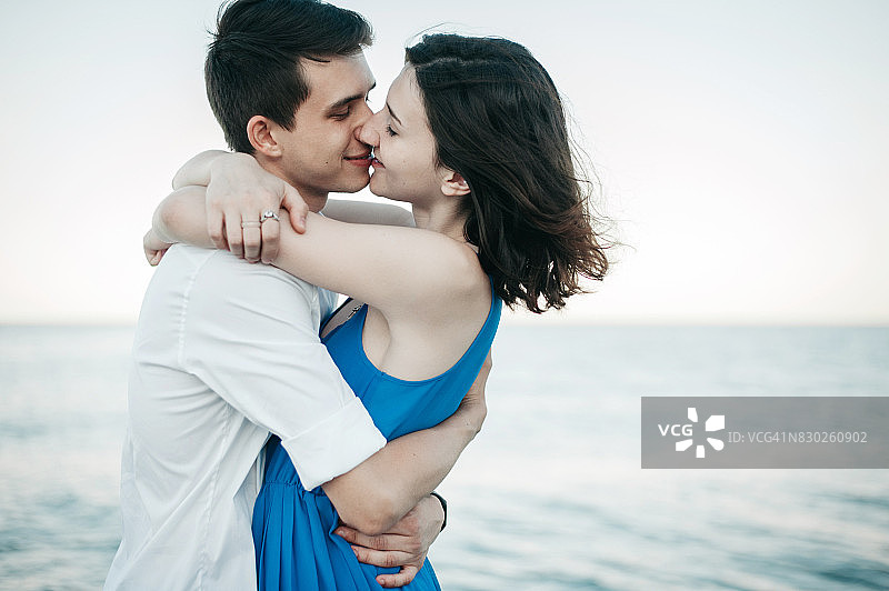 一对情侣在海边接吻图片素材