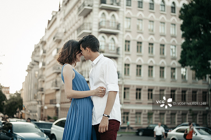 一对情侣在街上接吻图片素材