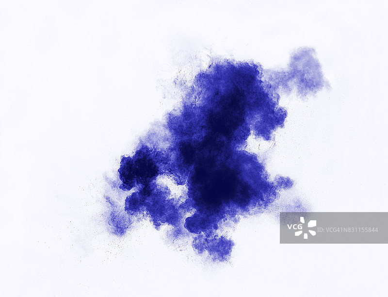 粉状爆炸的形式和纹理，在白色的背景上形成蓝色的云图片素材