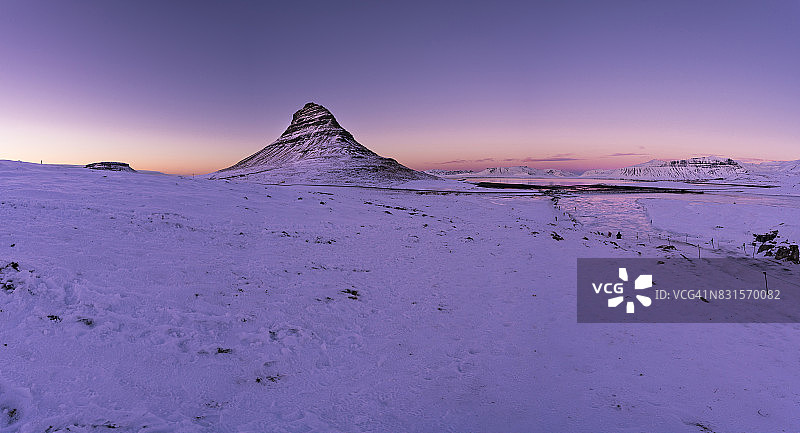 冰岛，kirkjus在日落时分以惊人的颜色落下图片素材