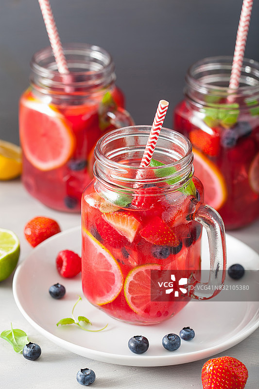 夏天的浆果柠檬水，柠檬和薄荷在梅森瓶图片素材
