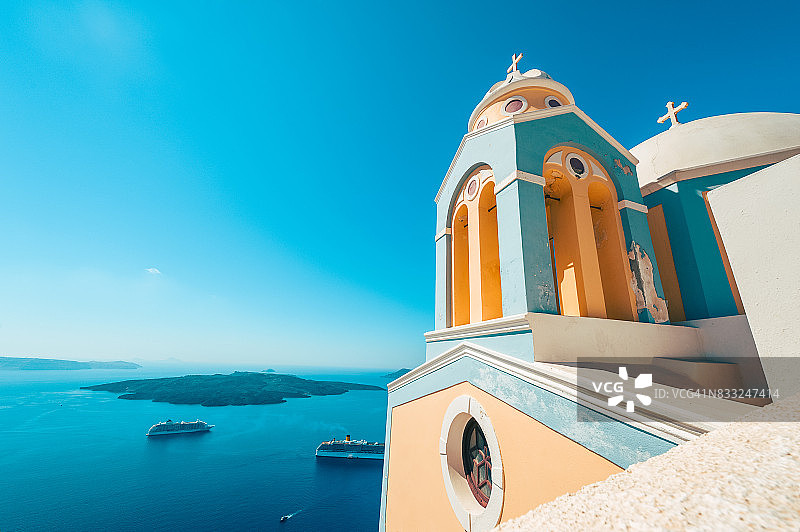 希腊圣托里尼岛的教堂和游轮图片素材