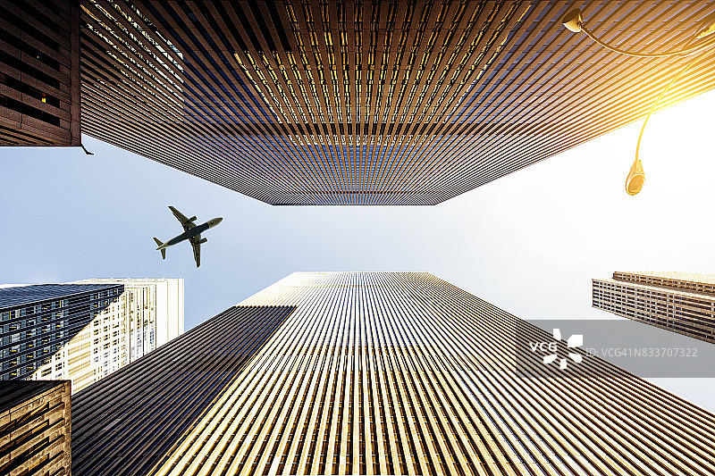 有飞机轮廓的摩天大楼图片素材