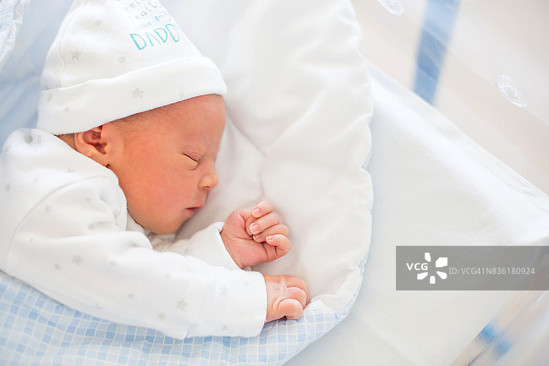 新生儿躺在产前医院的婴儿床上图片素材