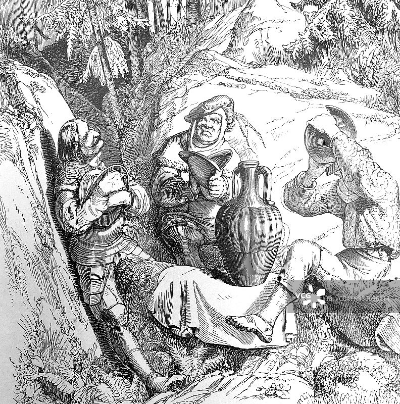 三个男人坐在树林里喝酒图片素材