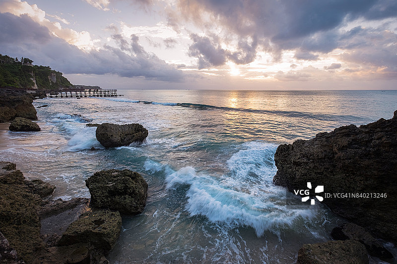 印度尼西亚，巴厘岛，金巴兰，巴厘岛海岸的日落图片素材