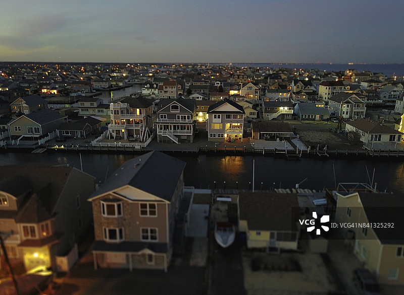 鸟瞰图的房子晚上在海滨财产图片素材