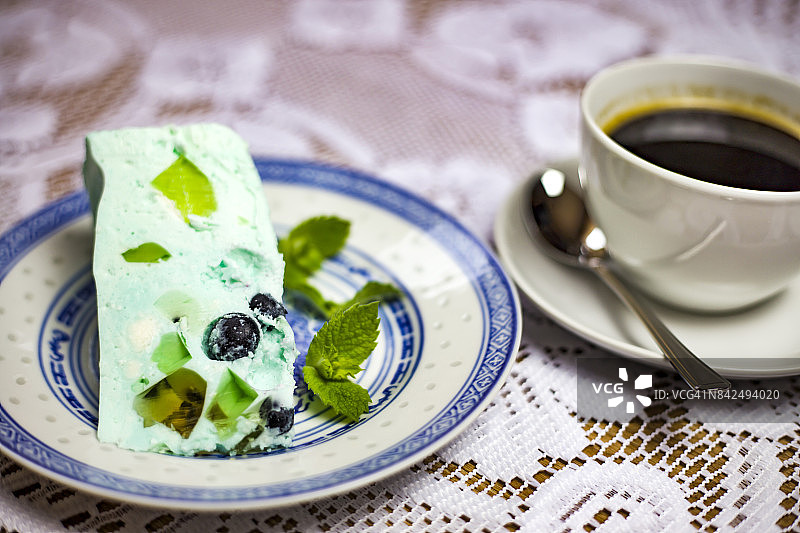 自制甜点薄荷慕斯配果冻和蓝莓水果图片素材