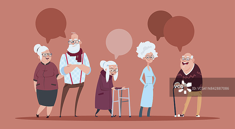 一群老年人与聊天泡泡与手杖行走现代祖父和祖母全长图片素材