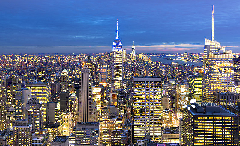 从直升机上俯瞰曼哈顿的纽约市和帝国大厦，美国图片素材