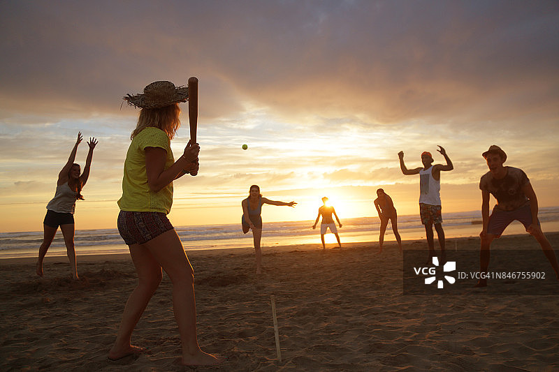 日落时分，一群年轻人在海滩上玩街舞图片素材