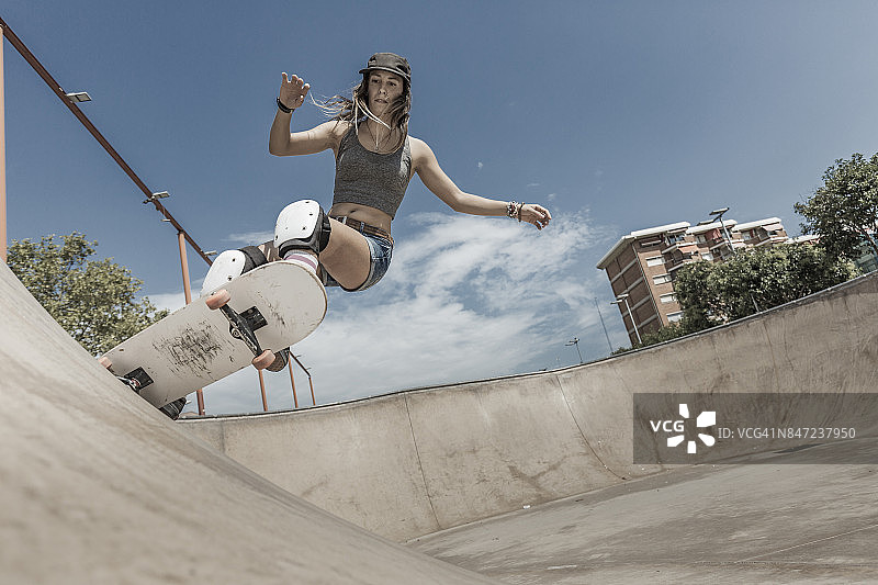 在巴塞罗那玩滑板的年轻女子图片素材