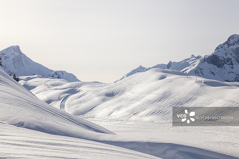 奥地利，沃拉尔贝格，阿尔贝格滑雪地区的白雪皑皑的山丘和山脉图片素材