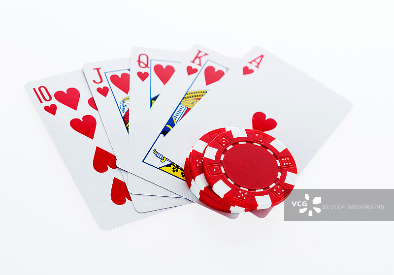 白色背景上的皇家同花顺和扑克筹码图片素材