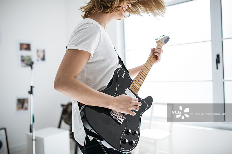女人弹吉他图片素材