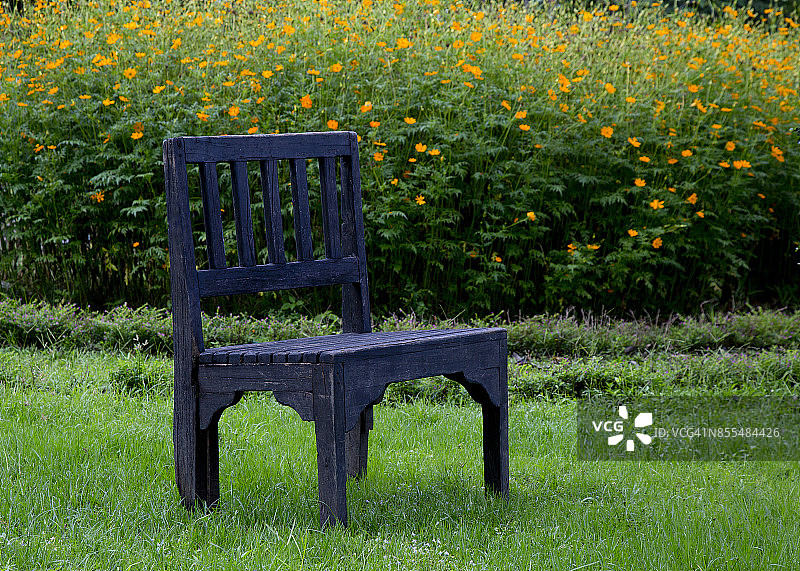 椅子在花园图片素材