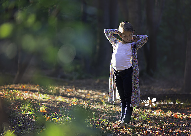 年轻的女孩在树林里图片素材