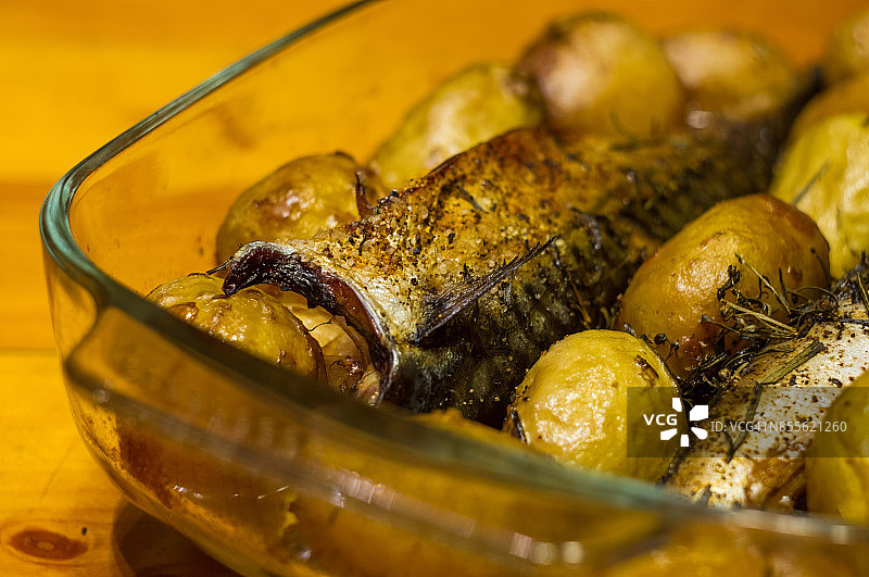 用烤箱烤的土豆配鲭鱼图片素材
