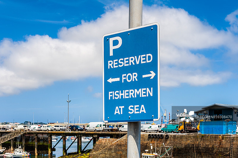 在根西港的圣彼得港为渔民保留的海上停车标志图片素材