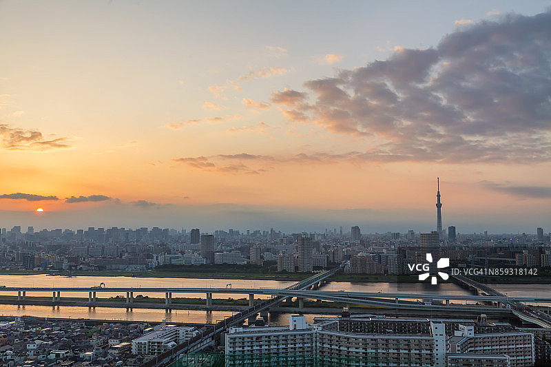 东京城市鸟瞰图与天空树和摩天大楼，高速公路照明，在黄昏的东京湾日本。图片素材