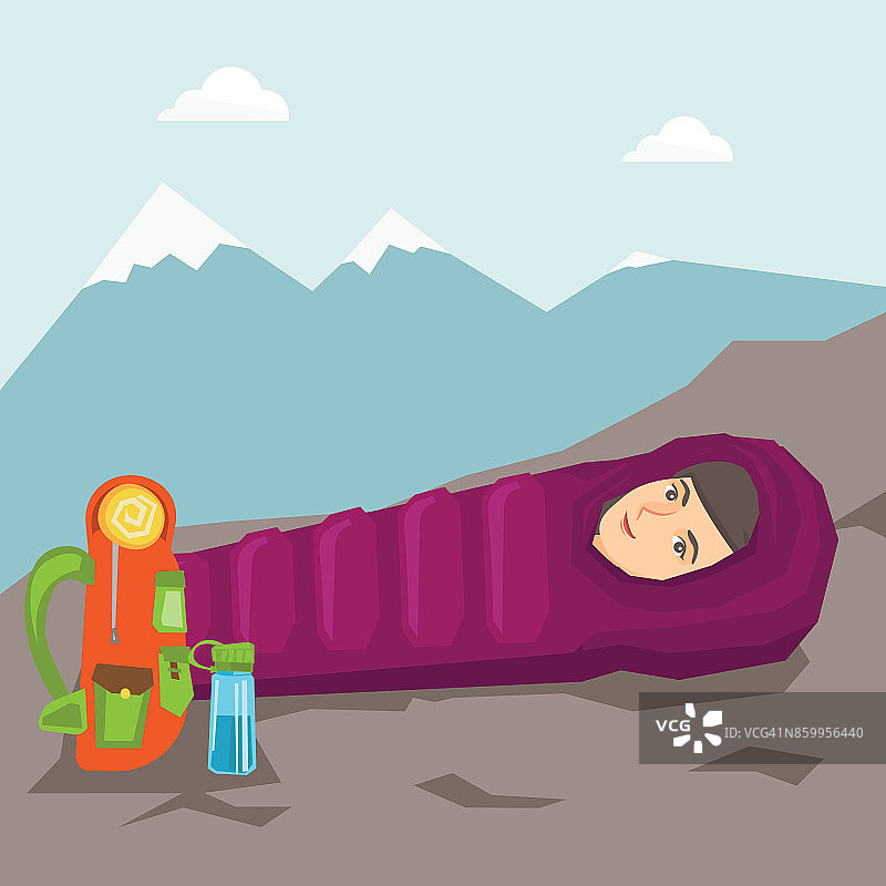 一个在山里睡袋里睡觉的女人图片素材