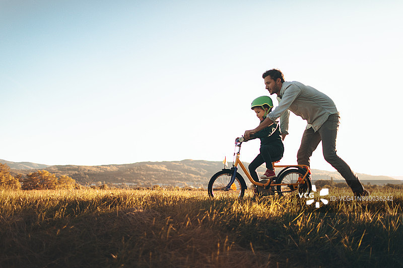 父亲和儿子在自行车道上图片素材