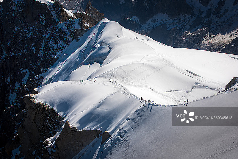 法国，从Aiguille du Midi山脊上走下来的登山者图片素材