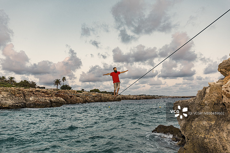 在西班牙米诺卡岛，一名男子在海上练习拉绳图片素材