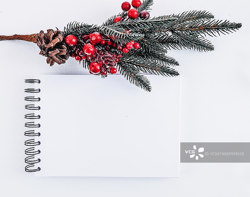 原型记事本与圣诞树在白色的背景图片素材