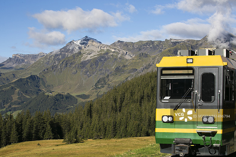 瑞士伯尔尼高原Eigergletscher站附近的少女峰下的少女峰列车正驶向少女峰。图片素材