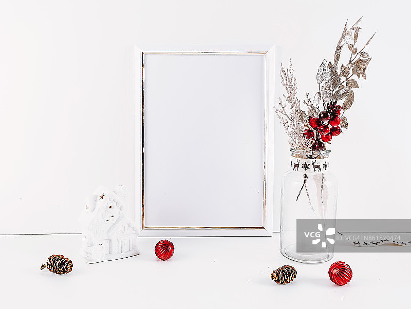 白色模型空框架与圣诞节装饰白色背景图片素材