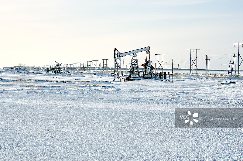 石油钻塔，雪过冬图片素材