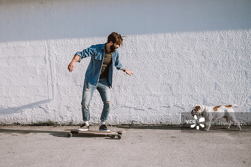 男人和狗一起滑冰图片素材