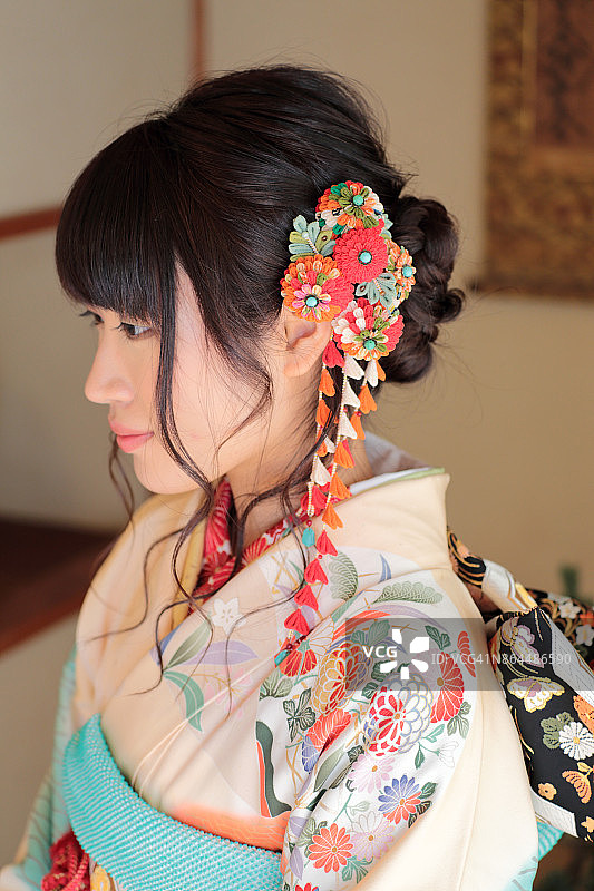 年轻女子的成年仪式在日本风格的房间图片素材