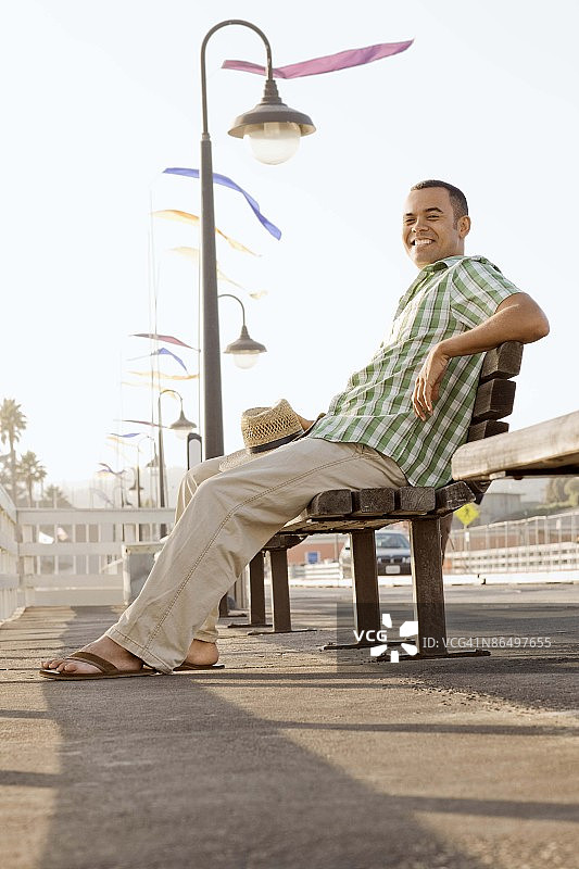 在户外长椅上休息的人，圣克鲁斯，加利福尼亚图片素材