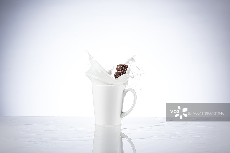 一杯牛奶中溅起一片巧克力图片素材